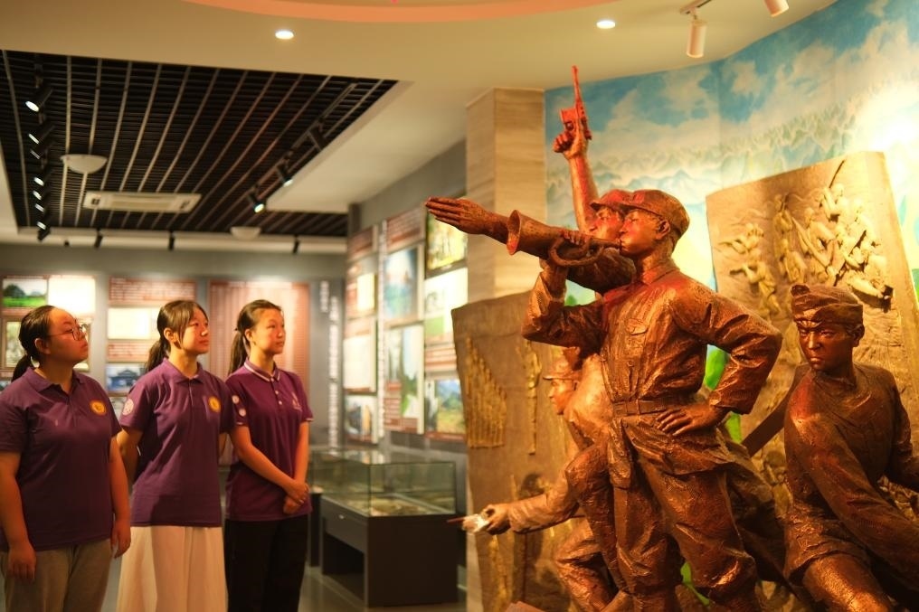 7月26日，南開(kāi)大學(xué)實(shí)踐隊(duì)在環(huán)江革命陳列館了解毛南族人民在黨的領(lǐng)導(dǎo)下進(jìn)行革命斗爭(zhēng)的歷程。（受訪者供圖）