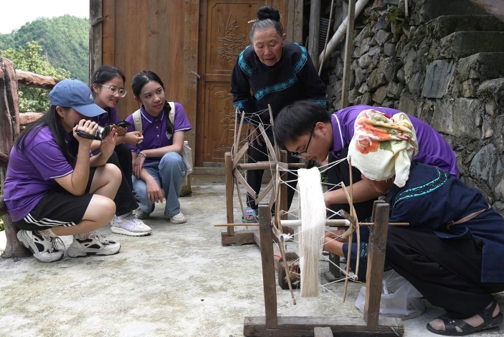 南開(kāi)大學(xué)師生在貴州省雷山縣南猛村了解鄉(xiāng)村振興成就。（受訪者供圖）