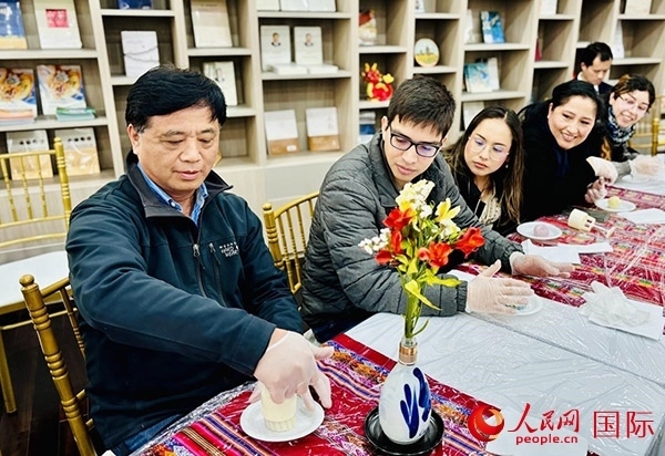 前來(lái)參加活動(dòng)的利馬居民共同制作冰皮月餅。人民網(wǎng)記者 宋亦然攝