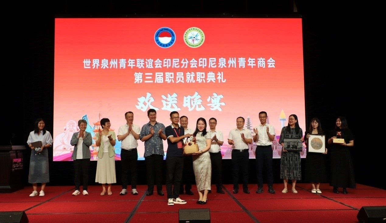 工藝大師們向阿拉扎大學(xué)孔子學(xué)院捐贈(zèng)手工藝術(shù)品。阿拉扎大學(xué)孔子學(xué)院供圖