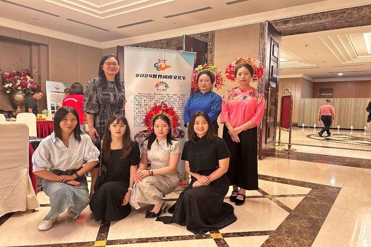 阿拉扎大學(xué)孔子學(xué)院老師和簪花圍傳承人合影。阿拉扎大學(xué)孔子學(xué)院供圖