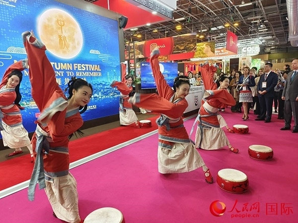 “你好！中國(guó)”展臺(tái)開(kāi)幕式上的中國(guó)傳統(tǒng)舞蹈表演。人民網(wǎng)記者 尚凱元攝