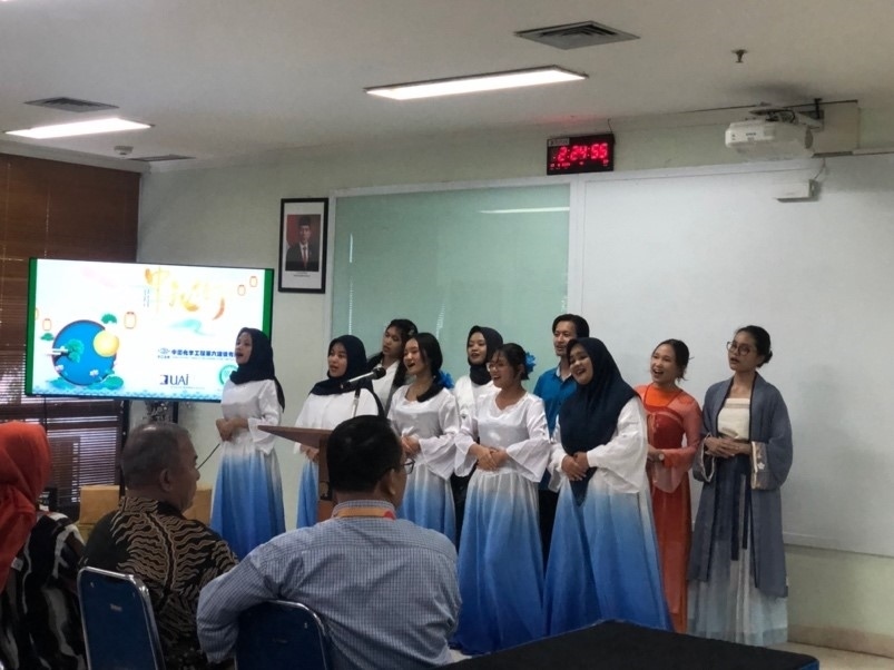 阿拉扎大學中文系學生演唱中文歌曲?；顒又鬓k方供圖