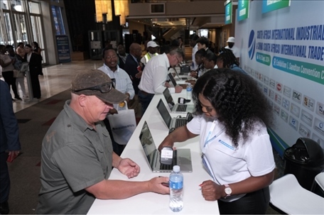 客商現(xiàn)場注冊參觀展會。主辦方供圖