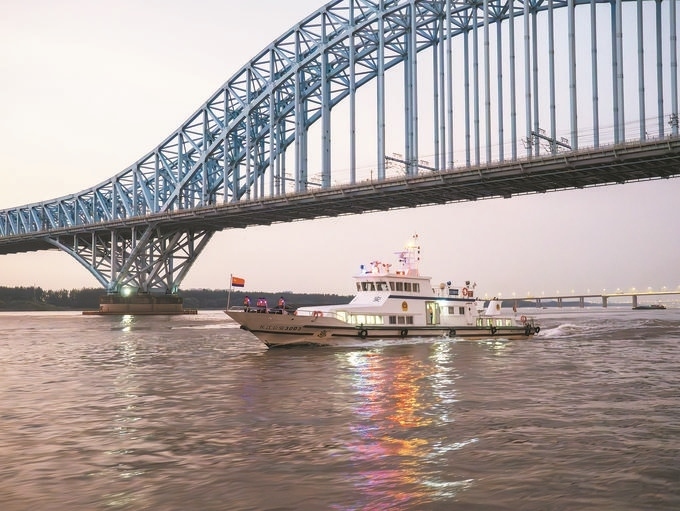 8月12日，長江航運(yùn)公安局南京分局組織民警輔警駕乘警用巡邏船在轄區(qū)水域開展巡邏檢查。江寧攝