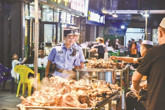 8月9日，甘肅省華亭市公安局組織民警輔警在夜市開展巡邏檢查。張亞強(qiáng)攝