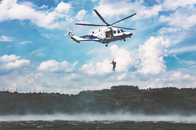 ▼7月17日，浙江省新昌縣公安局聯(lián)合浙江省公安廳警務(wù)航空隊(duì)在長詔水庫水域及周邊開展救援演練。王樟林?jǐn)z