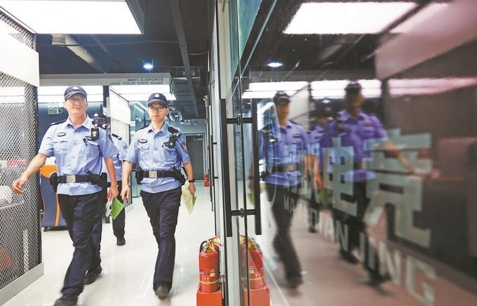 ▲7月6日，山西省新絳縣公安局龍興派出所組織警力對網(wǎng)吧等場所進(jìn)行集中治安檢查。高新生攝