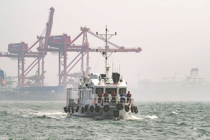 ?7月5日，秦皇島出入境邊防檢查站聯(lián)合秦皇島市公安局水陸巡特警支隊(duì)開展海上聯(lián)合巡航。陳凈萱攝