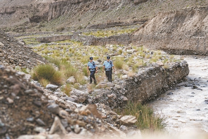 7月19日，新疆邊檢總站克州邊境管理支隊(duì)康蘇邊境檢查站民警輔警來到轄區(qū)烏恰縣康蘇水庫開展巡邏。明懿攝