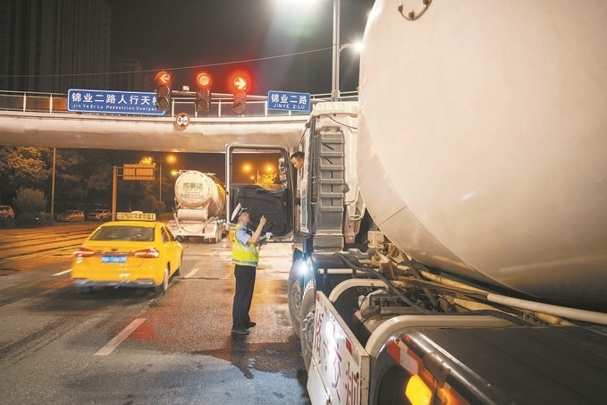 7月25日，陜西省西安市公安局交警支隊(duì)開展全市中重型貨車及面包車違法異地互查整治行動(dòng)。孫崇明攝