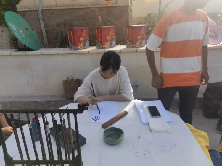 開(kāi)羅文化中心漢語(yǔ)教師表演中國(guó)書(shū)法。開(kāi)羅中國(guó)文化中心供圖