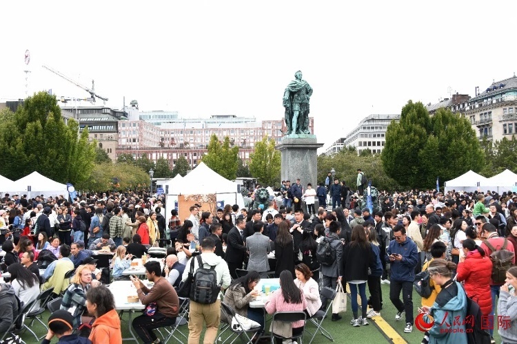 “天涯共此時(shí)——中秋游園會(huì)”在斯德哥爾摩國王花園舉辦。人民網(wǎng)記者 殷淼攝