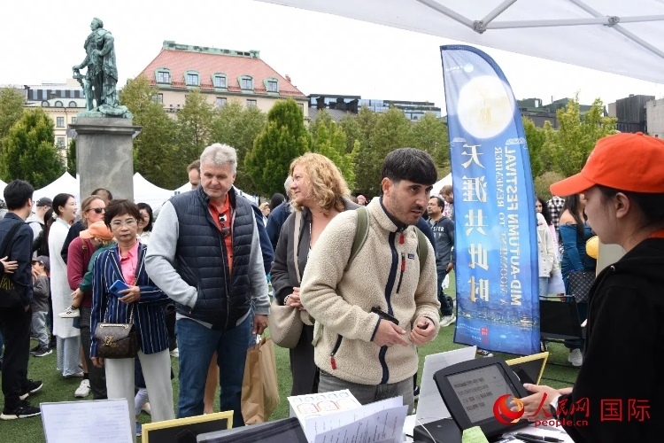 排隊(duì)等候品嘗中國美食的游客。人民網(wǎng)記者 殷淼攝