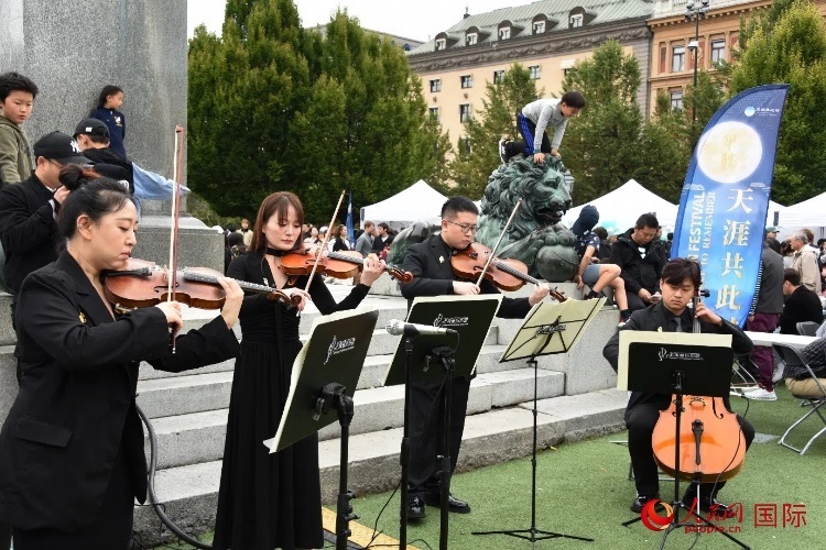 上海愛樂樂團(tuán)“快閃”活動(dòng)一瞥。人民網(wǎng)記者 殷淼攝