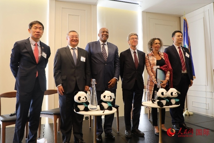 萊索托國(guó)王萊齊耶三世、中國(guó)常駐聯(lián)合國(guó)代表傅聰?shù)燃钨e出席活動(dòng)。人民網(wǎng)記者 李志偉攝