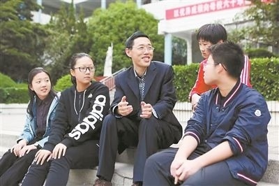 淮北市首批高層次人才儲(chǔ)備金獲得者、淮北市第一中學(xué)教師陳超（左三）在與學(xué)生交談?；幢笔形瞬殴ぷ骶止﹫D