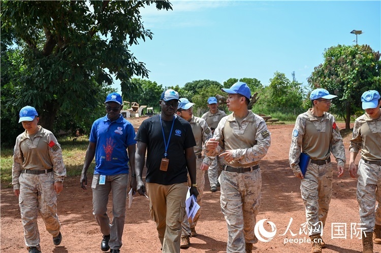 圖2 檢查組實(shí)地查驗(yàn)。孫千攝