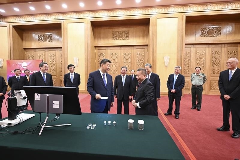 △2024年9月23日，習(xí)近平總書記等參觀月球樣品和探月工程成果展覽。