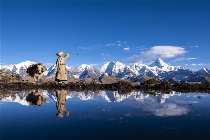 貢嘎山下的放牧人。林革文攝