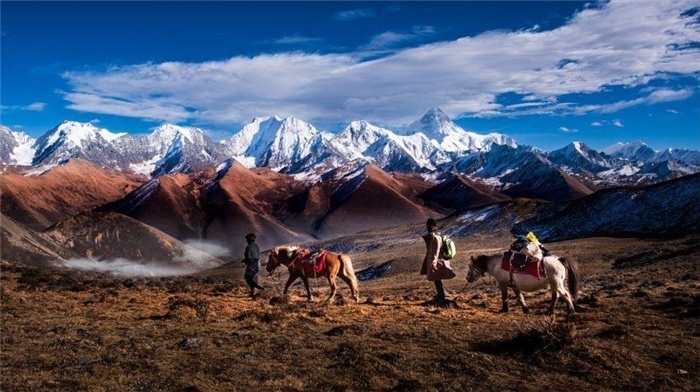 “守護(hù)貢嘎”是當(dāng)?shù)卮迕駱闼氐男拍詈妥园l(fā)的行動(dòng)。圖為貢嘎山“馬背巡護(hù)隊(duì)”開展日常巡護(hù)工作 林革文攝