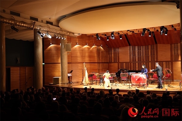 中國(guó)歌劇舞劇院的音樂(lè)家表演京劇曲牌《夜深沉》。人民網(wǎng)記者 禹麗敏攝