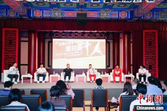 吳愉、王德新、沈?qū)W軍、江海東、朱曉蕾與在座同學(xué)們分享個(gè)人的體育故事與成長感悟。上海市港澳辦供圖