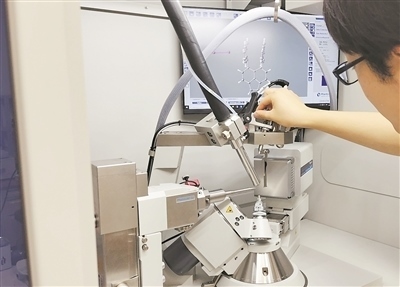 科研人員使用X射線衍射儀研究σ鍵。圖片來源：日本北海道大學