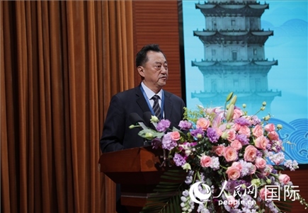 北京語言大學(xué)黨委書記倪海東在“走進(jìn)中華文明——海絲印記 世遺泉州”主題人文交流活動(dòng)中致辭。人民網(wǎng) 王婧攝