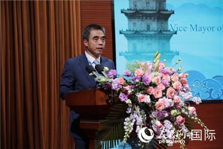 泉州市人民政府副市長姚飛在“走進(jìn)中華文明——海絲印記 世遺泉州”主題人文交流活動(dòng)中致辭。人民網(wǎng) 王婧攝