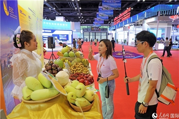 在東博會(huì)泰國(guó)展區(qū)，參觀者在向泰方工作人員了解泰國(guó)水果情況。人民網(wǎng)記者趙益普攝