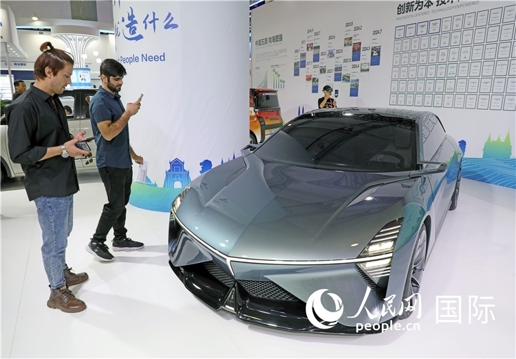 東博會(huì)上，上汽通用五菱展出的一款名為“東盟之光”的新能源概念車吸引參觀者駐足。人民網(wǎng)記者趙益普攝