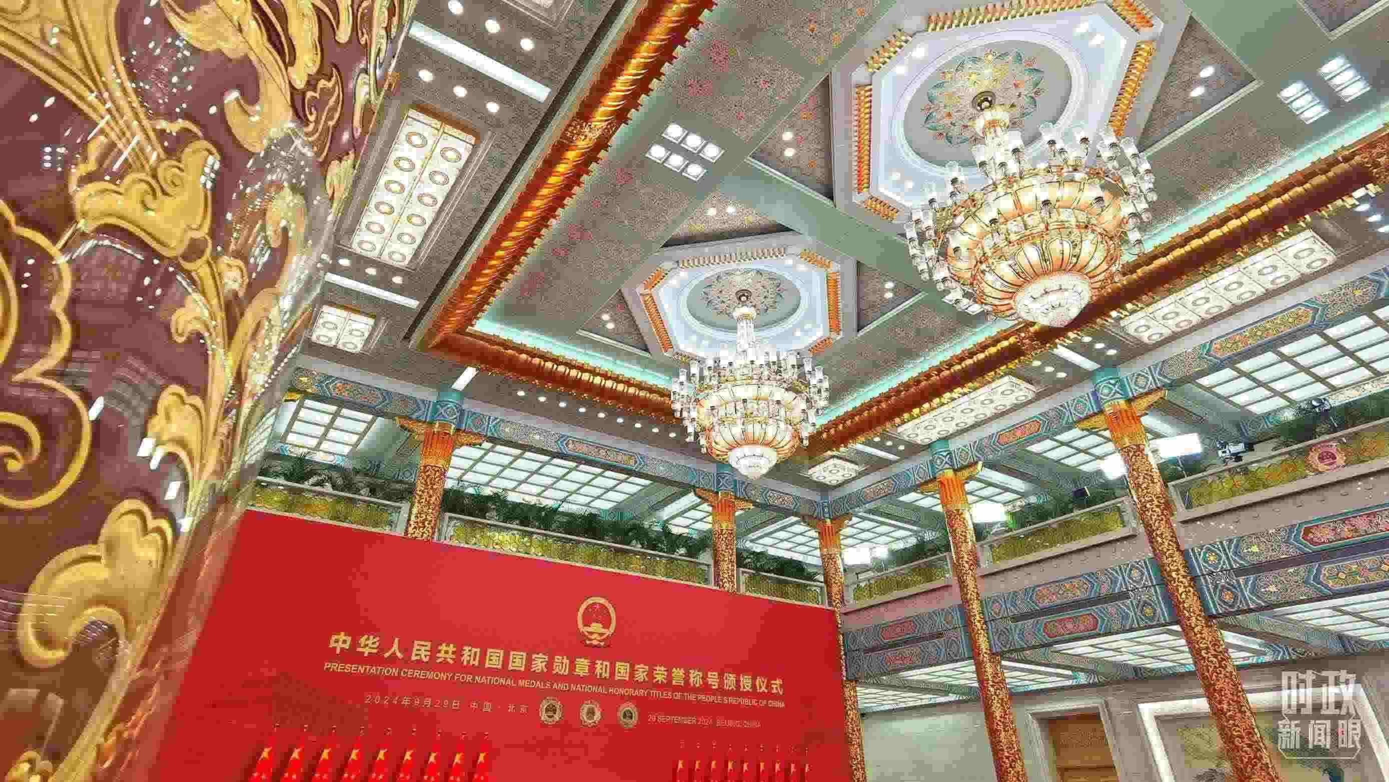 人民大會(huì)堂金色大廳燈光璀璨。（總臺(tái)央視記者郭鴻拍攝）