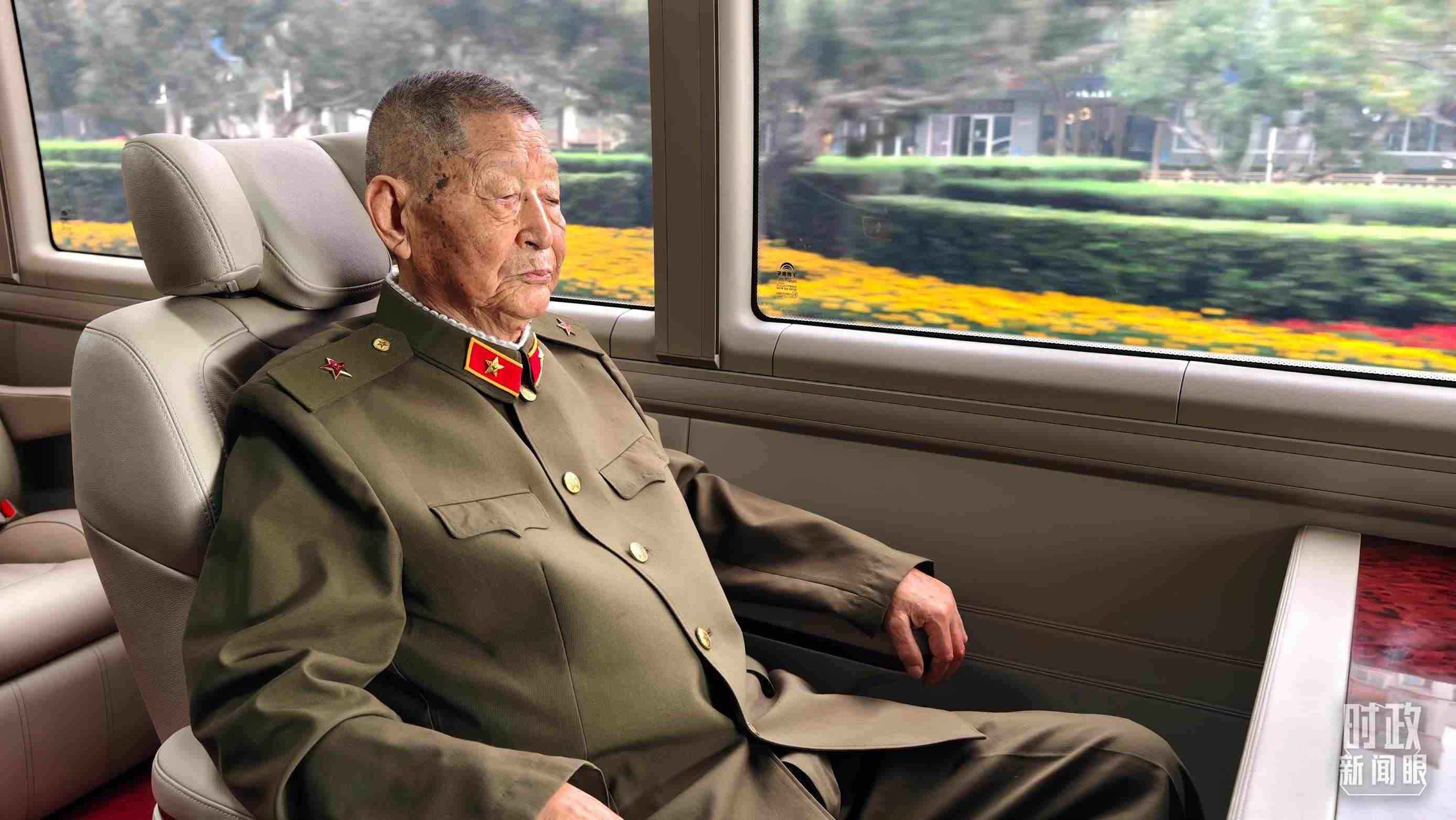 “共和國(guó)勛章”獲得者黃宗德乘坐禮賓車前往人民大會(huì)堂。（總臺(tái)央視記者胡瑋拍攝）