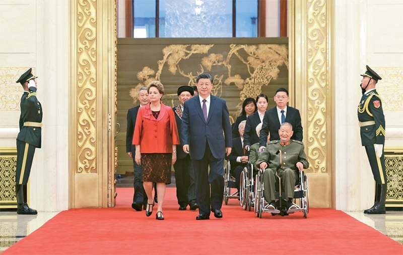 2024年9月29日，中華人民共和國國家勛章和國家榮譽稱號頒授儀式在北京人民大會堂金色大廳隆重舉行。中共中央總書記、國家主席、中央軍委主席習(xí)近平同國家勛章和國家榮譽稱號獲得者一同步入會場。 新華社記者 王曄/攝