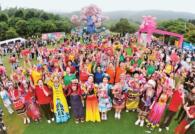自2014年起，廣西持續(xù)舉辦“廣西三月三·八桂嘉年華”活動(dòng)，各地民族民俗活動(dòng)次第登臺(tái)，精彩紛呈，這個(gè)傳統(tǒng)民族節(jié)慶已演變?yōu)楦髯迦嗣窆蚕砉矘返墓?jié)日盛會(huì)和知名文化旅游品牌。圖為2024年4月11日在南寧市拍攝的活動(dòng)主會(huì)場(chǎng)。 新華社記者 周華/攝