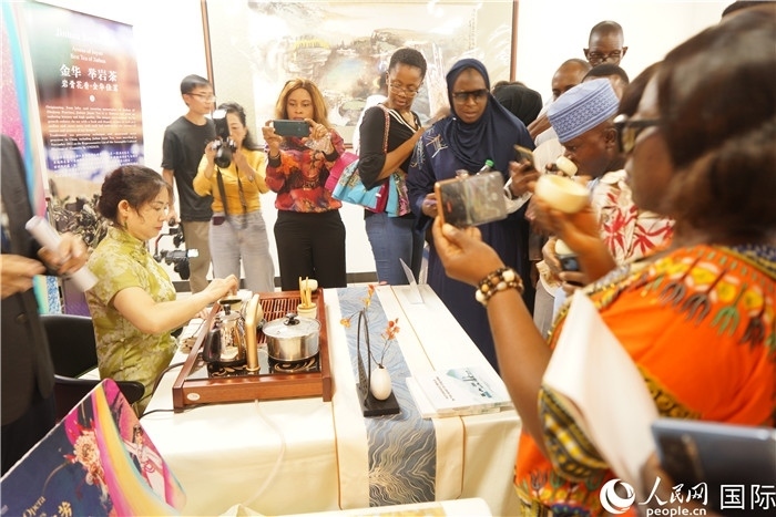 觀眾品嘗金華舉巖茶。人民網(wǎng)記者 姜宣攝