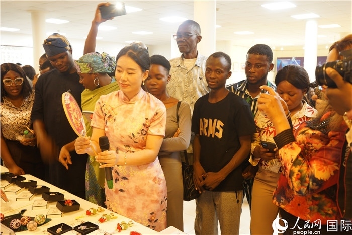 向尼日利亞觀眾介紹中國刺繡。人民網(wǎng)記者 姜宣攝