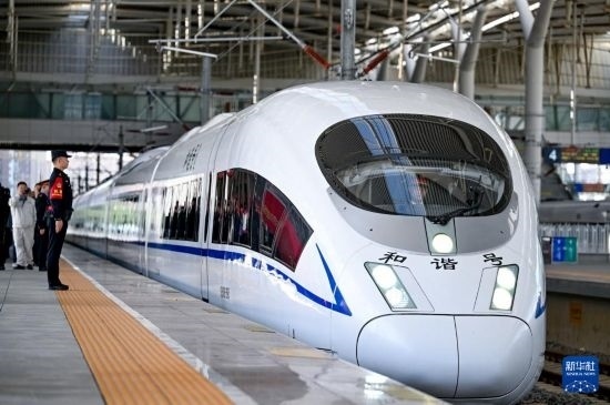 10月1日，由銀川開往惠農(nóng)的C8218次列車從銀川站駛出。