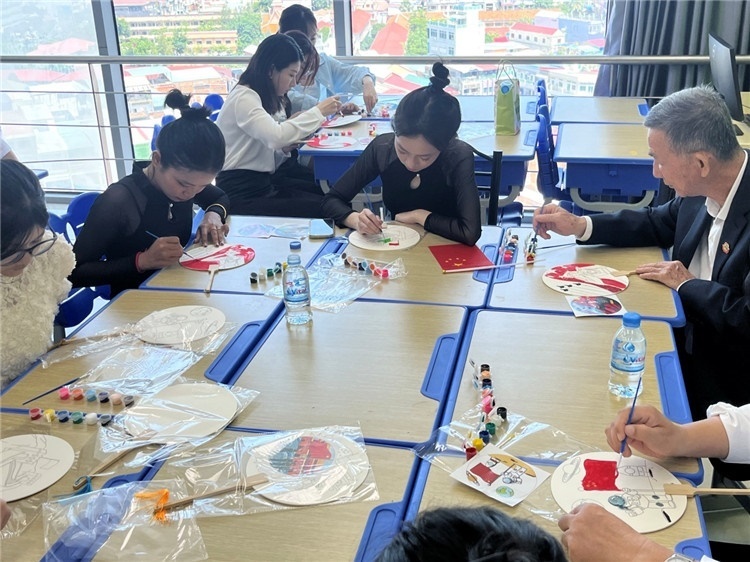 觀眾們在體驗(yàn)畫扇。Sem Sophea攝