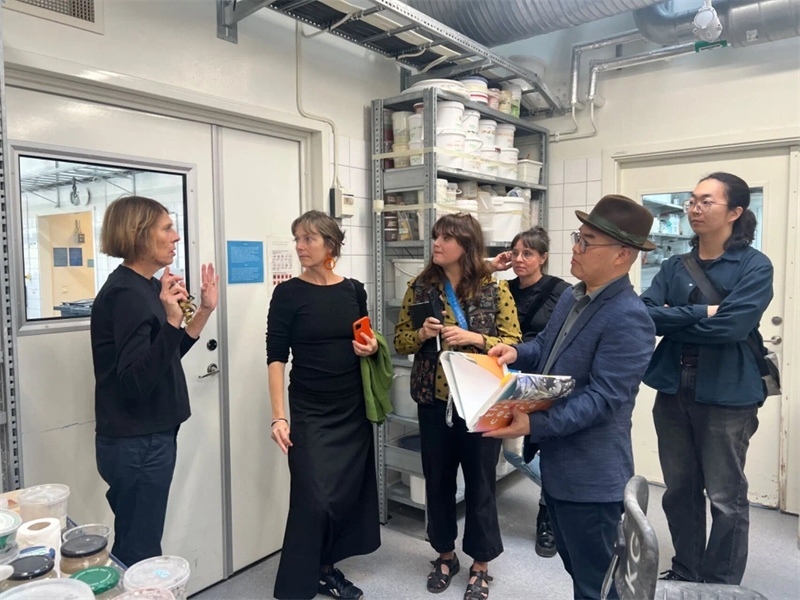 景德鎮(zhèn)陶瓷大學(xué)代表團(tuán)訪問瑞典國(guó)立藝術(shù)與設(shè)計(jì)大學(xué)。 斯德哥爾摩中國(guó)文化中心供圖