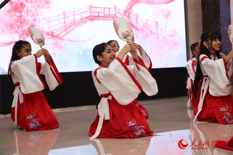 富查伊拉當(dāng)?shù)貙W(xué)校學(xué)生表演節(jié)目。人民網(wǎng)記者任皓宇攝