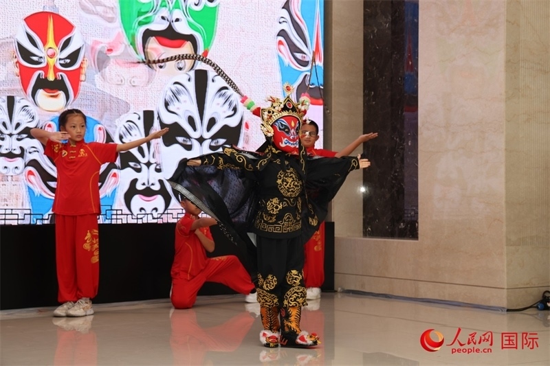 迪拜中國學(xué)校學(xué)生表演變臉。人民網(wǎng)記者任皓宇攝