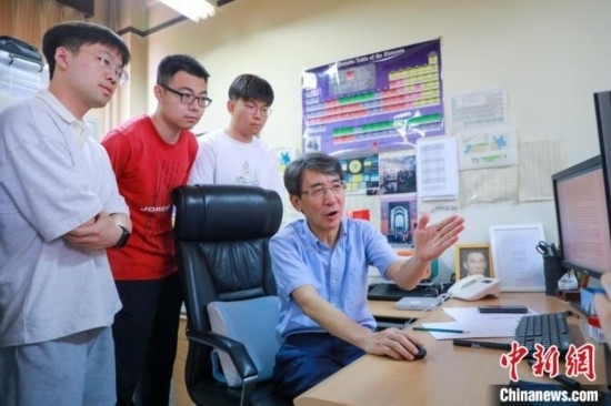 薛其坤在指導(dǎo)學(xué)生。 (受訪者供圖)