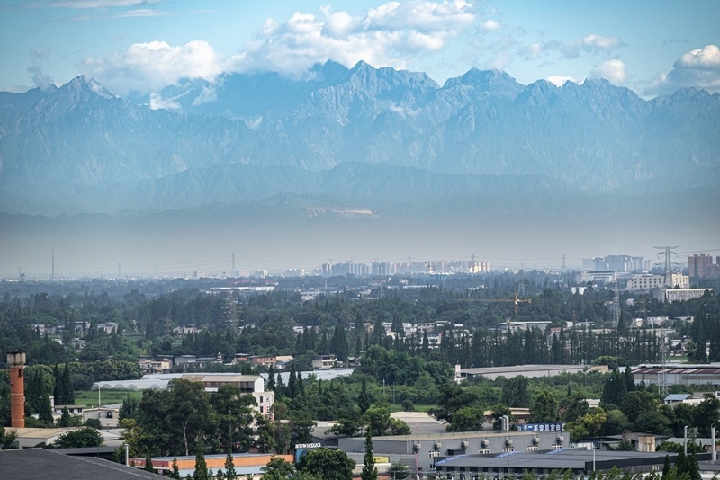 2024年7月1日，成都天氣晴好，遠處雪山清晰可見。