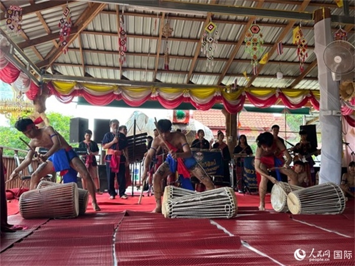 泰國(guó)藝術(shù)團(tuán)體給游客表演當(dāng)?shù)貍鹘y(tǒng)舞蹈。人民網(wǎng)記者 簡(jiǎn)承淵攝