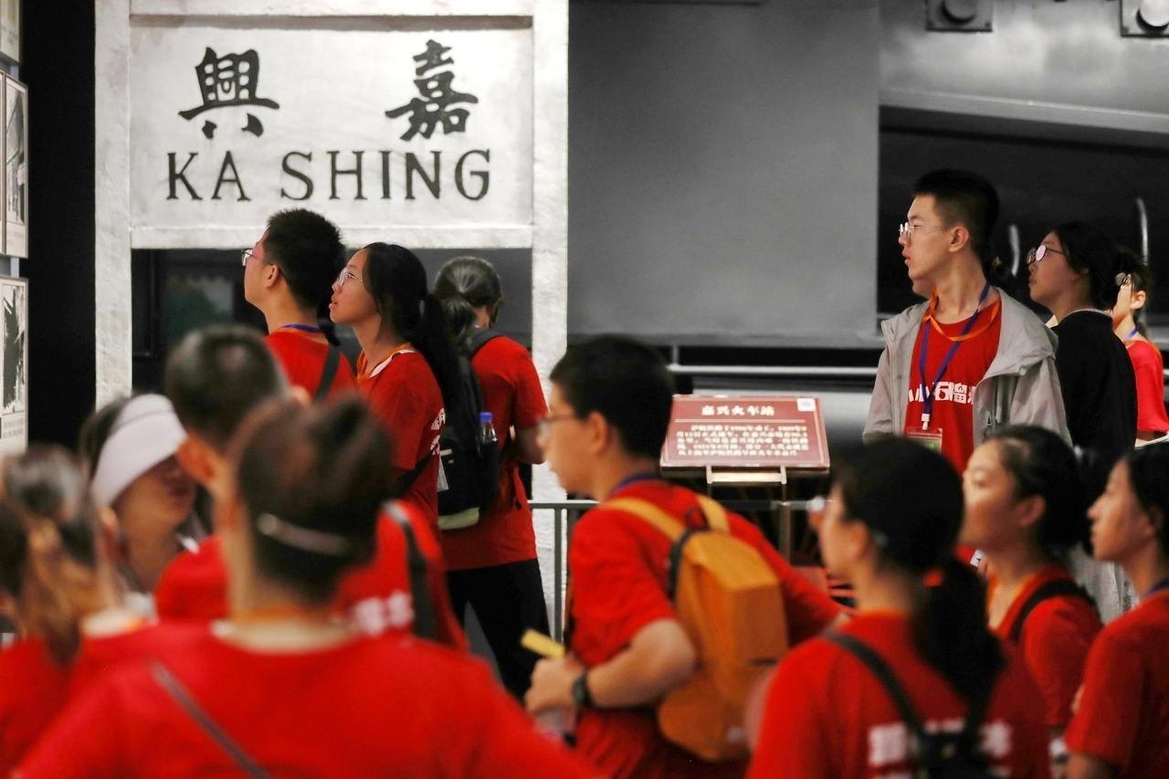 青少年參觀嘉興市南湖革命紀(jì)念館。拍友 金鵬 攝