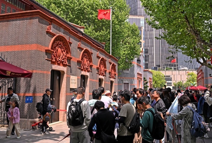 2024年5月3日，游客在位于上海的中共一大會址前參觀。新華社記者 劉穎 攝