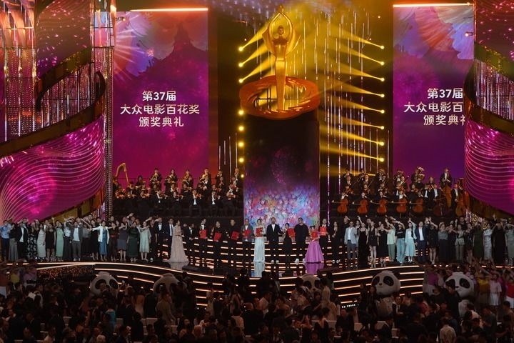 2024年8月4日，在四川成都，第37屆大眾電影百花獎(jiǎng)獲獎(jiǎng)?wù)吆痛蟊娫u審在舞臺上合影。新華社記者 唐文豪 攝