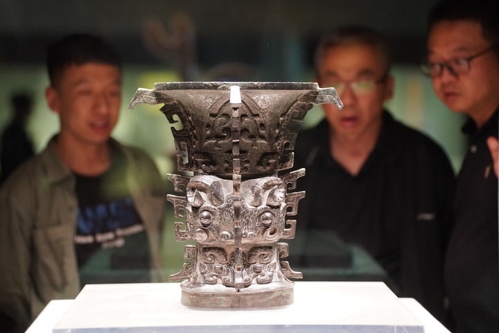 2024年5月9日，游客在陜西寶雞青銅器博物院內(nèi)參觀西周文物何尊。新華社記者 邵瑞 攝